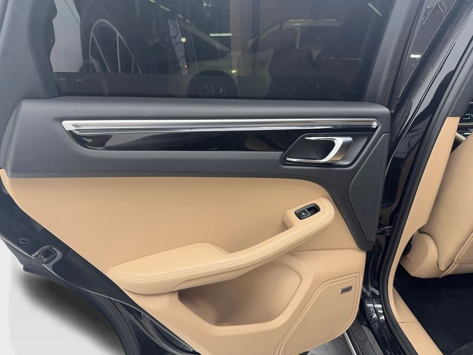 2022 Porsche Macan - Image 26 of 31