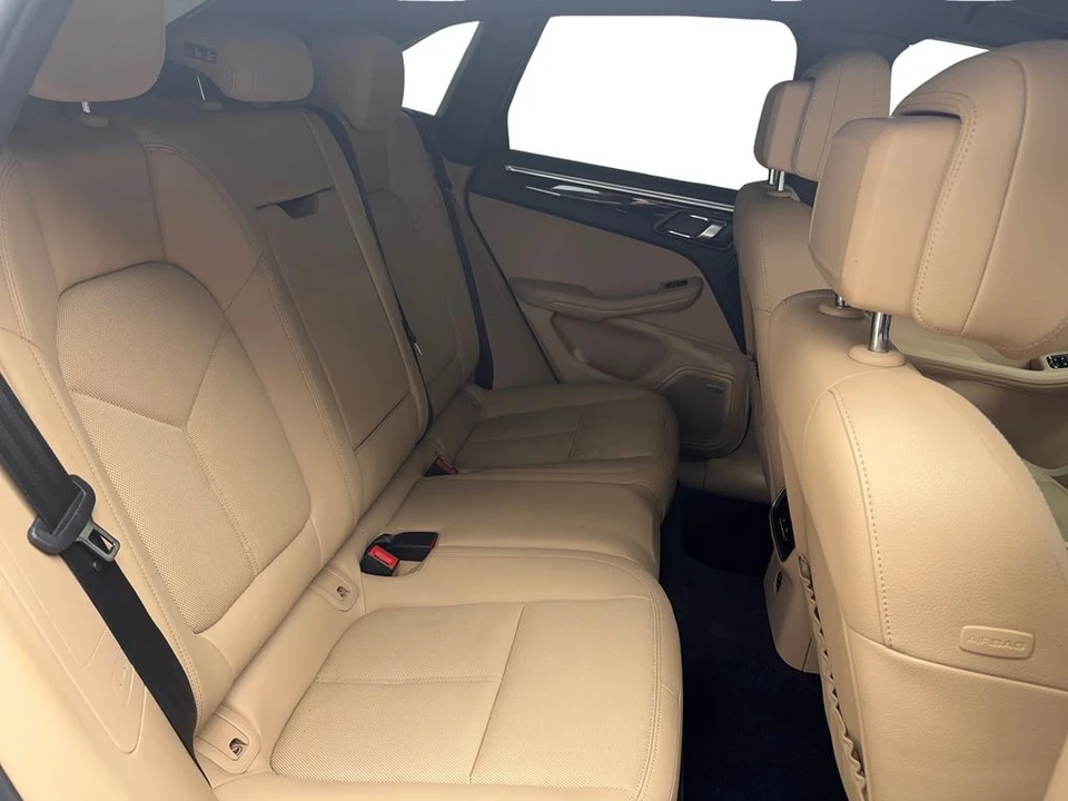 2022 Porsche Macan - Image 28 of 31