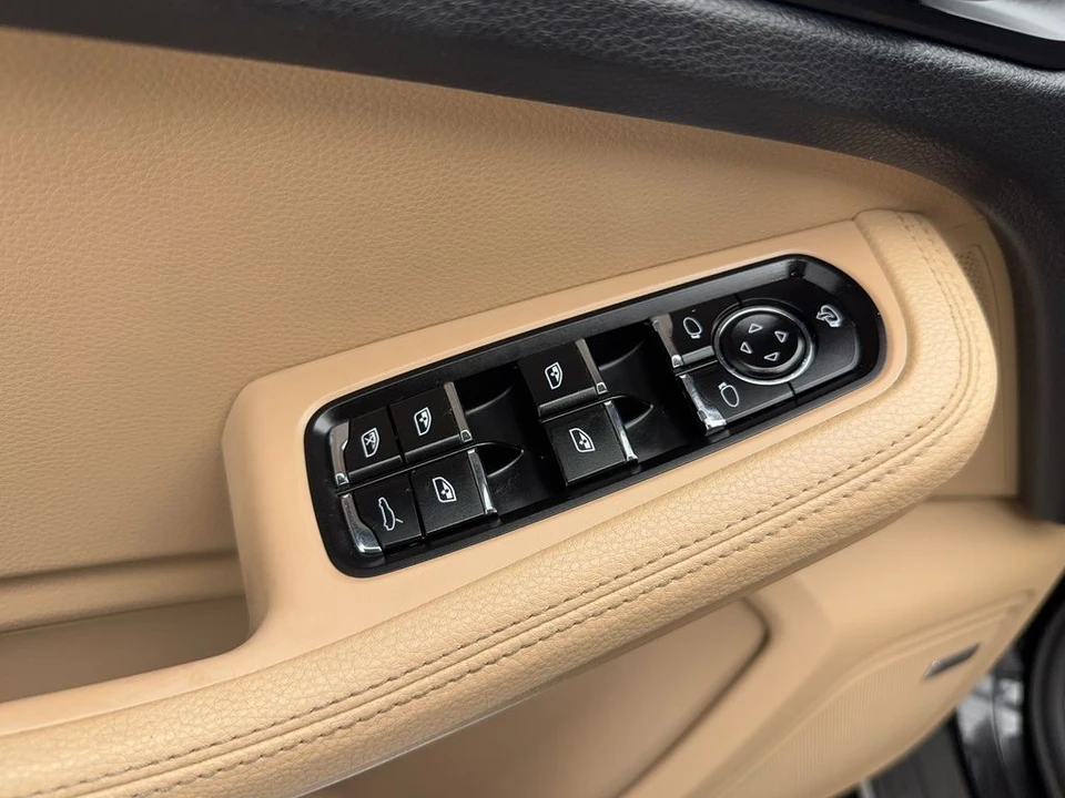 2022 Porsche Macan - Image 23 of 31