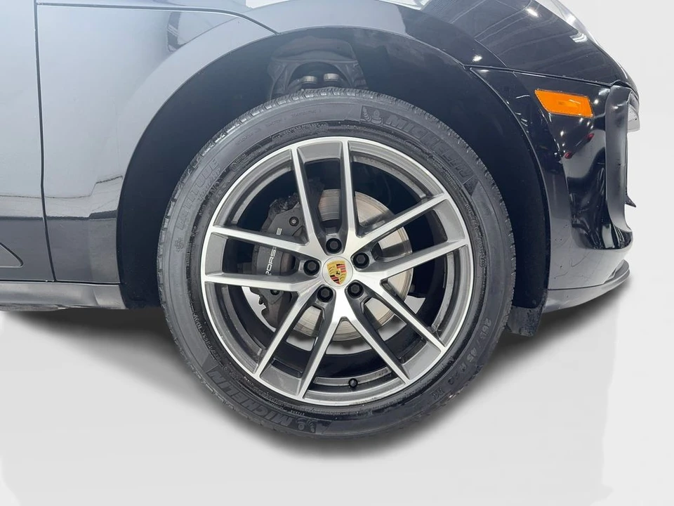 2022 Porsche Macan - Image 17 of 31
