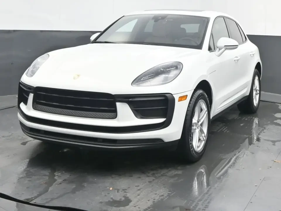 2022 Porsche Macan - Image 9 of 10