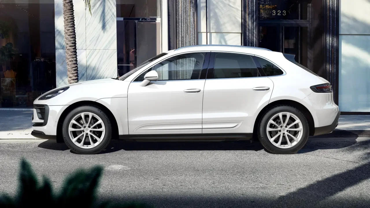 2022 Porsche Macan - Image 2 of 11