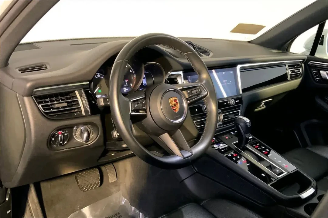 2022 Porsche Macan - Image 4 of 8