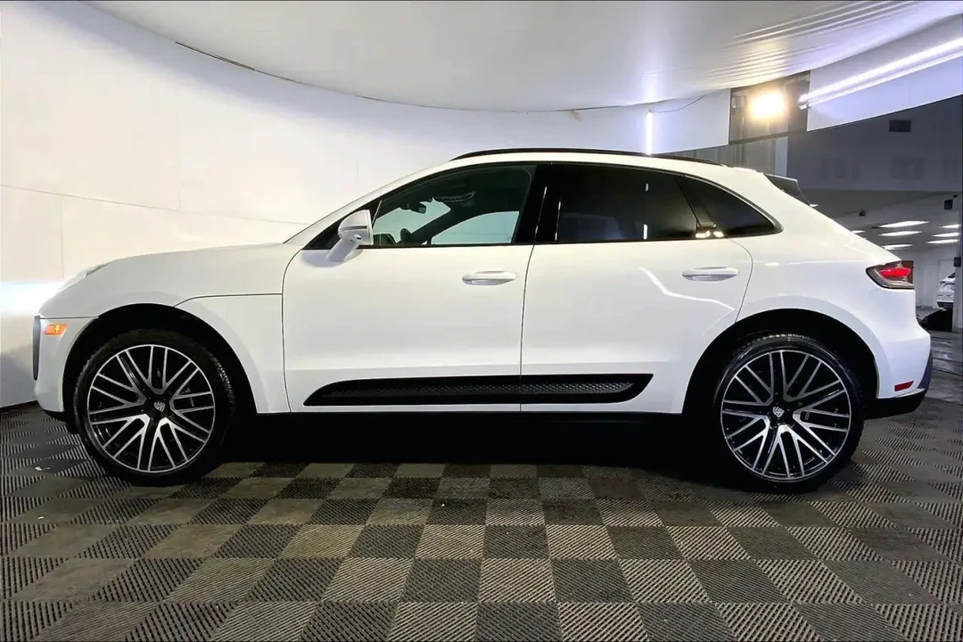 2022 Porsche Macan - Image 2 of 8