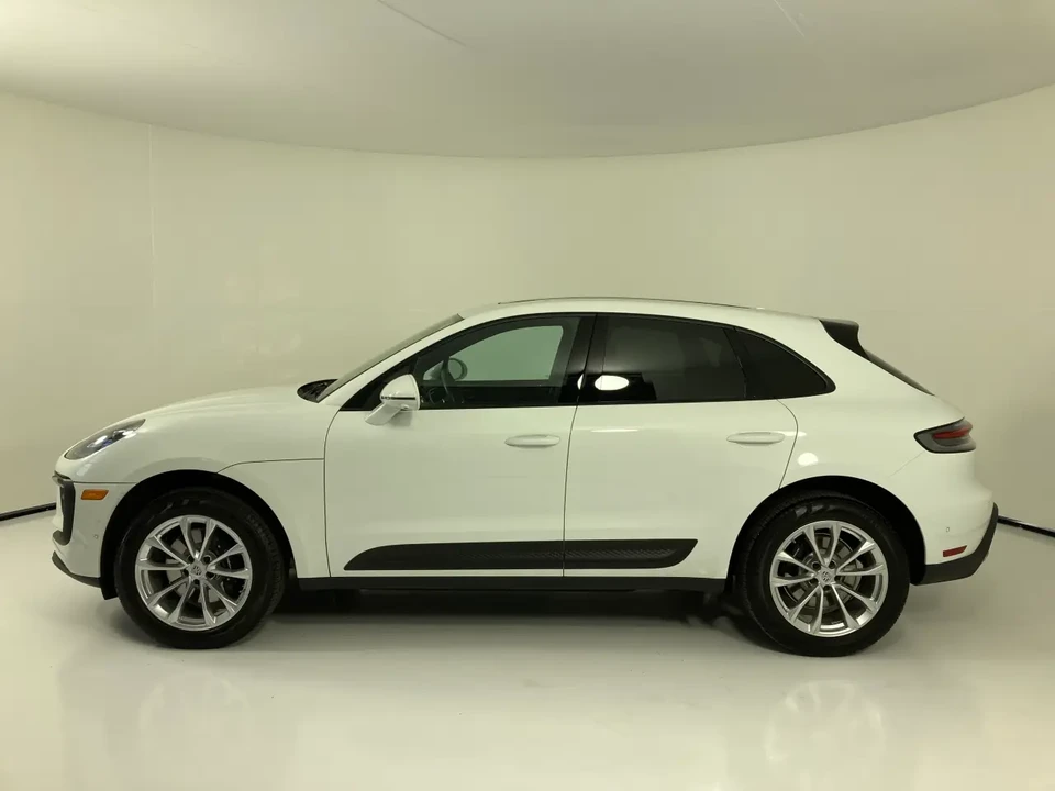 2022 Porsche Macan - Image 2 of 8