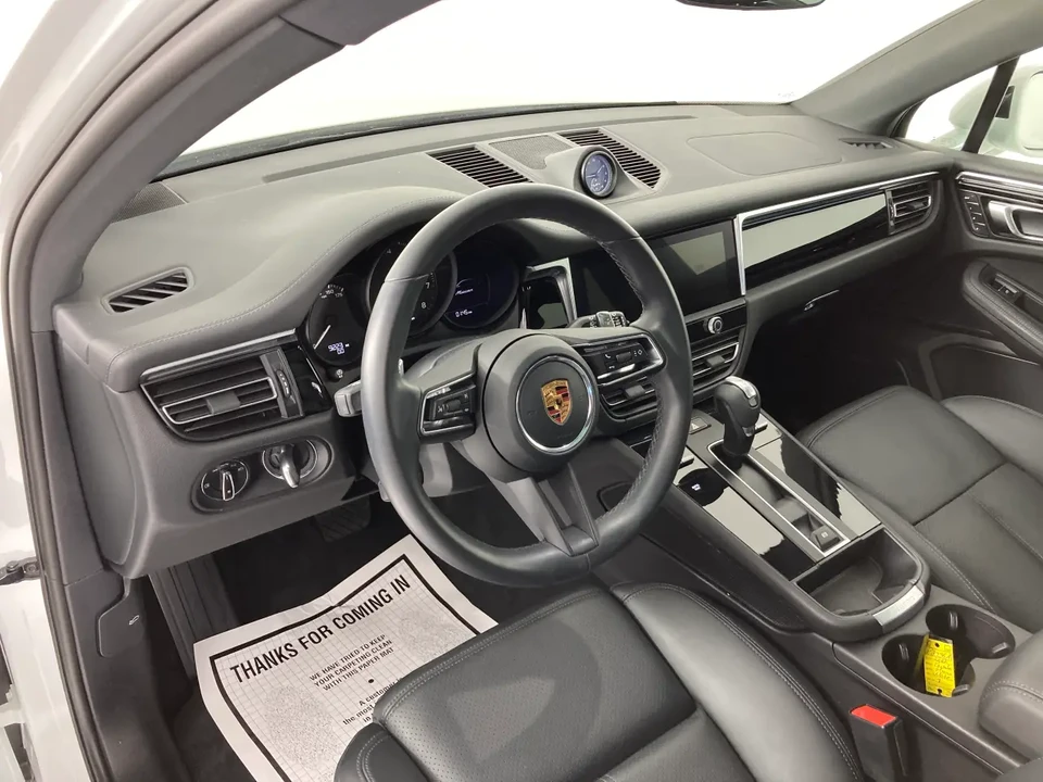 2022 Porsche Macan - Image 4 of 8