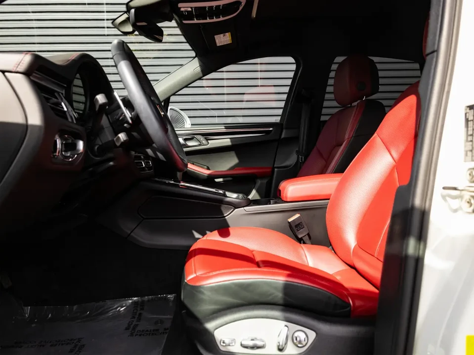 2022 Porsche Macan - Image 5 of 6
