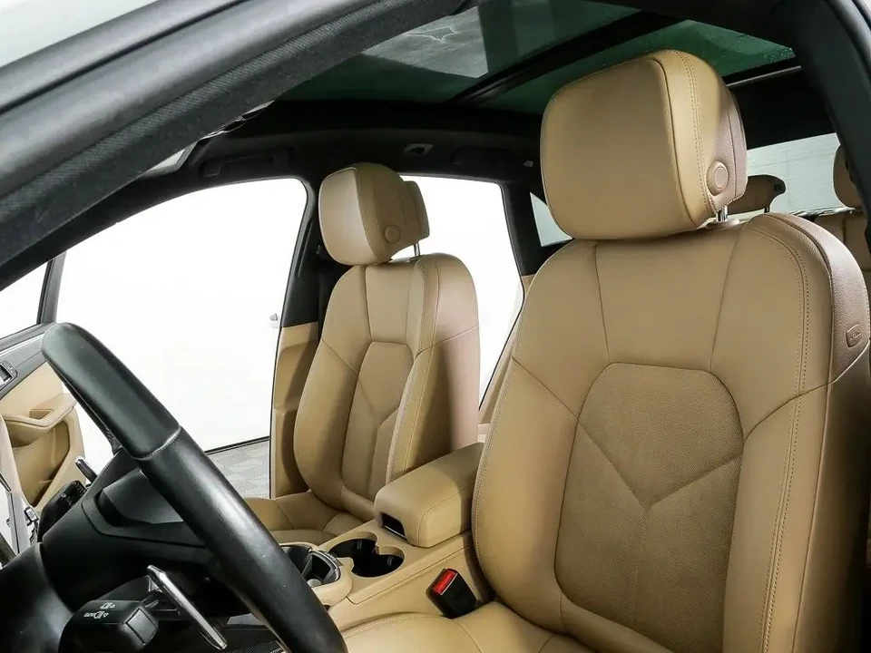 2022 Porsche Macan - Image 6 of 8
