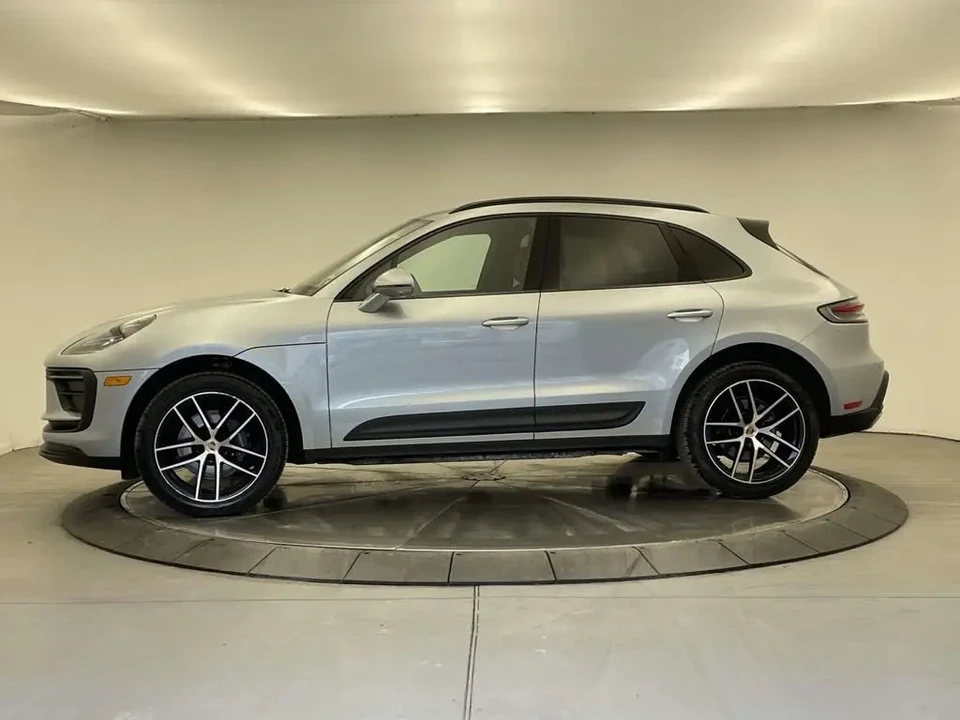 2022 Porsche Macan - Image 2 of 8