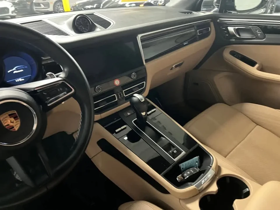 2022 Porsche Macan - Image 4 of 10