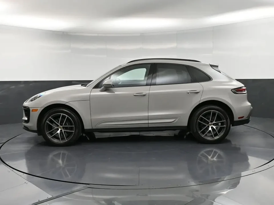 2022 Porsche Macan - Image 2 of 8