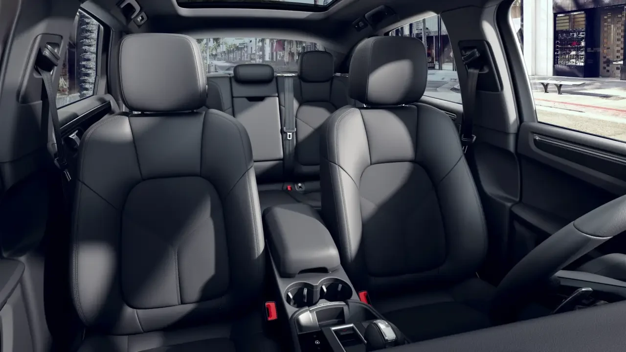 2022 Porsche Macan - Image 5 of 10