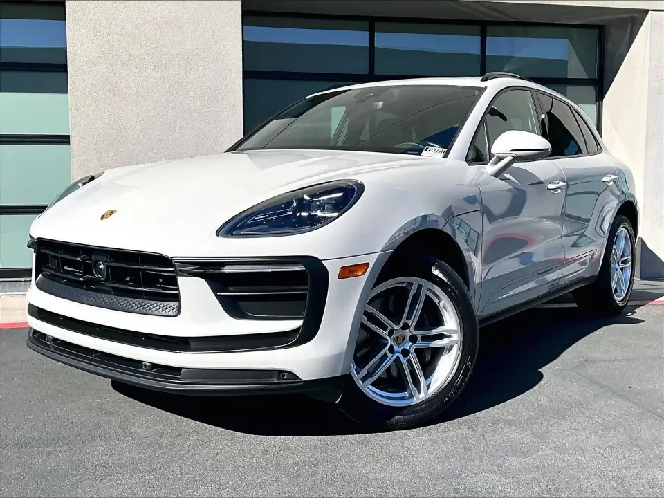 2022 Porsche Macan - Image 9 of 10