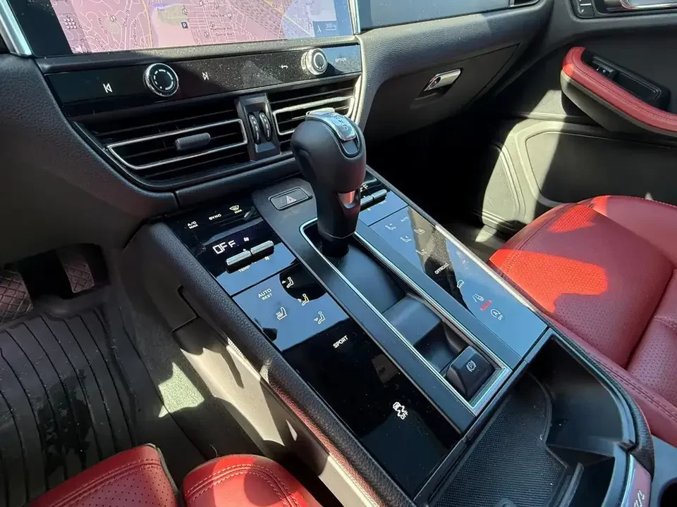 2022 Porsche Macan - Image 17 of 20