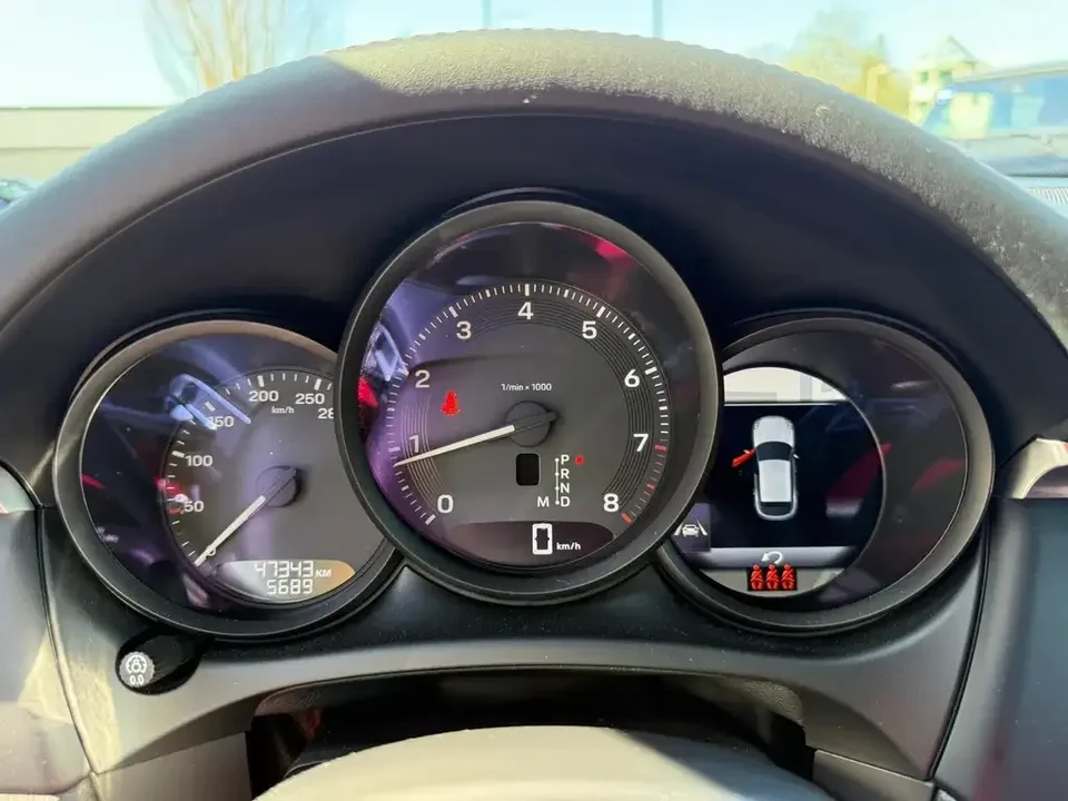 2022 Porsche Macan - Image 15 of 20