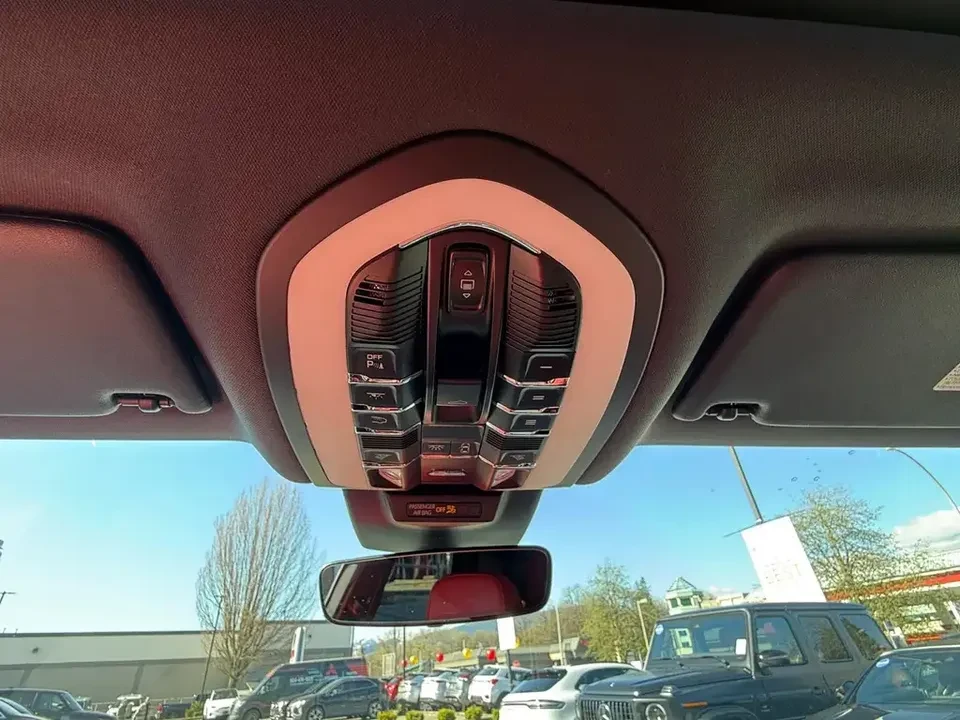 2022 Porsche Macan - Image 18 of 20