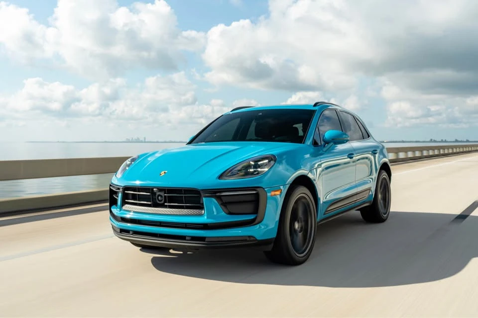 2022 Porsche Macan - Image 16 of 17
