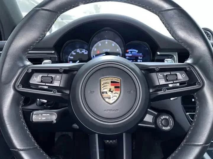 2022 Porsche Macan - Image 9 of 14