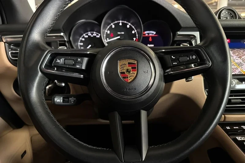2022 Porsche Macan - Image 19 of 20