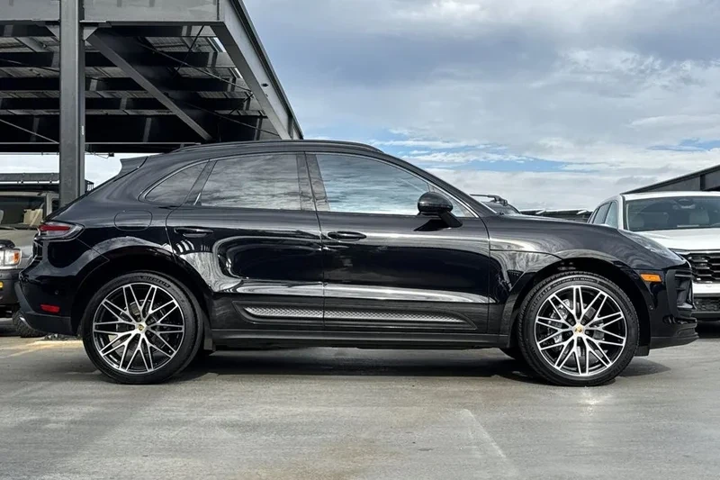 2022 Porsche Macan - Image 2 of 20