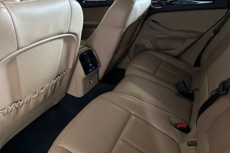 2022 Porsche Macan - Image 11 of 20