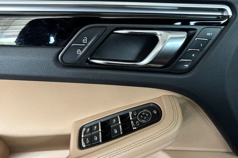 2022 Porsche Macan - Image 10 of 20