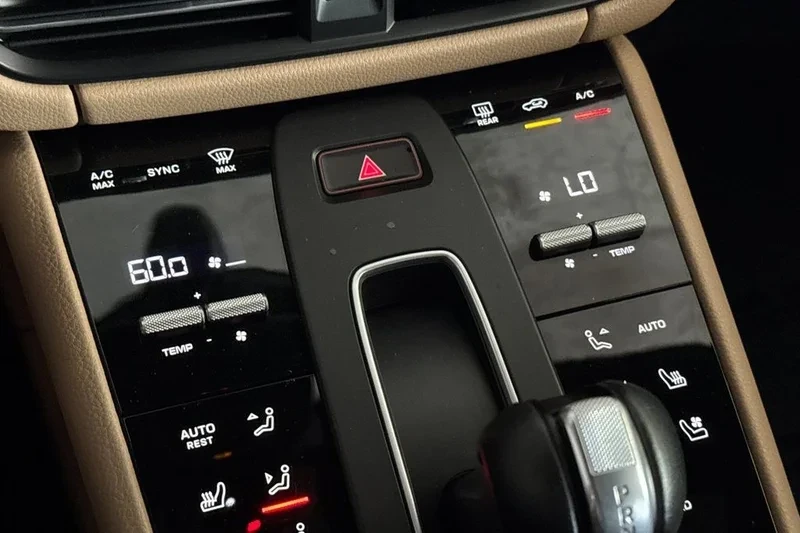 2022 Porsche Macan - Image 16 of 20