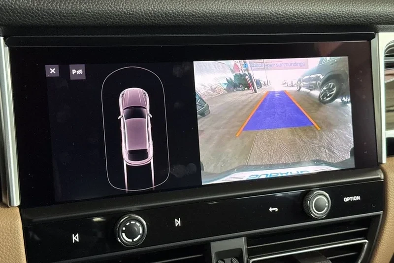 2022 Porsche Macan - Image 15 of 20