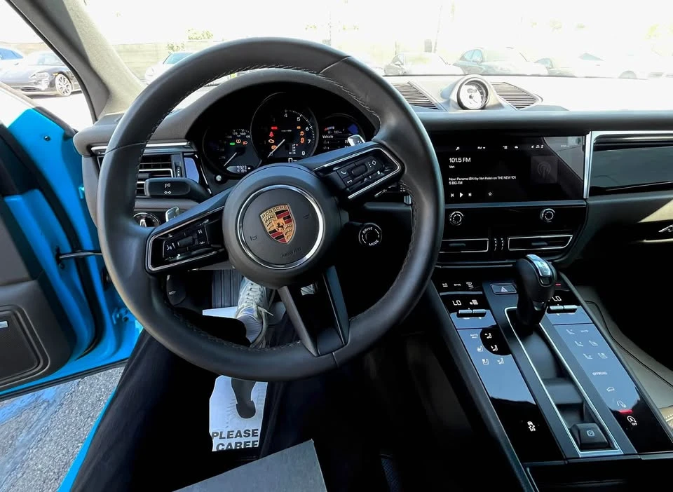 2022 Porsche Macan - Image 9 of 17