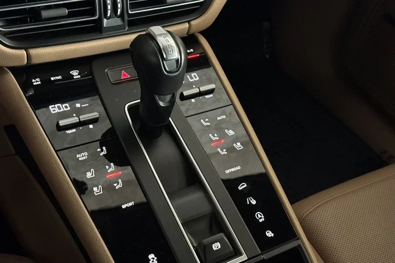 2022 Porsche Macan - Image 17 of 20