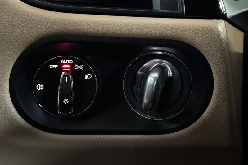 2022 Porsche Macan - Image 18 of 20