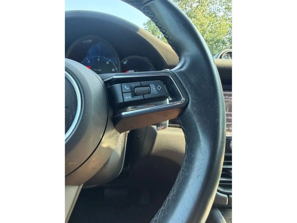 2022 Porsche Macan - Image 18 of 20