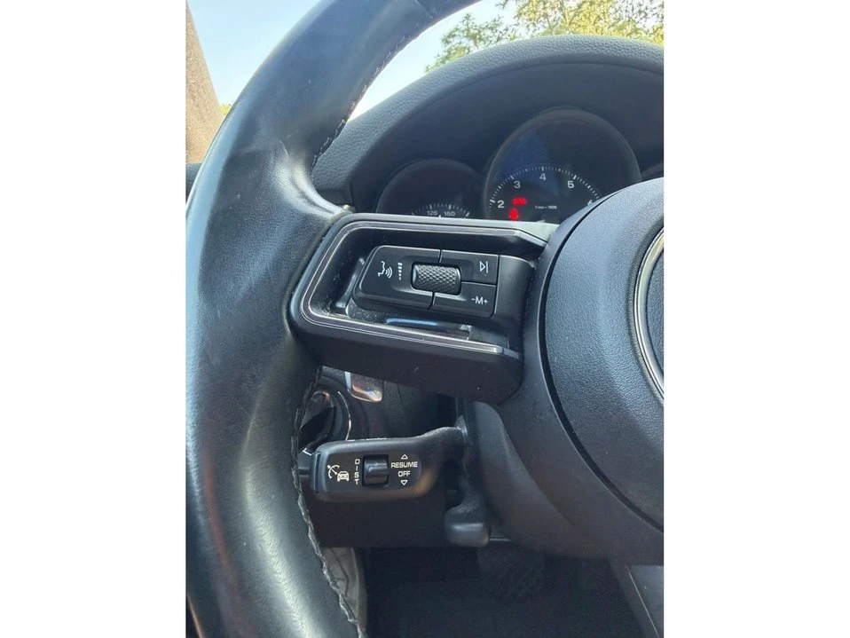 2022 Porsche Macan - Image 17 of 20