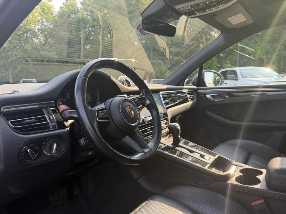 2022 Porsche Macan - Image 10 of 20