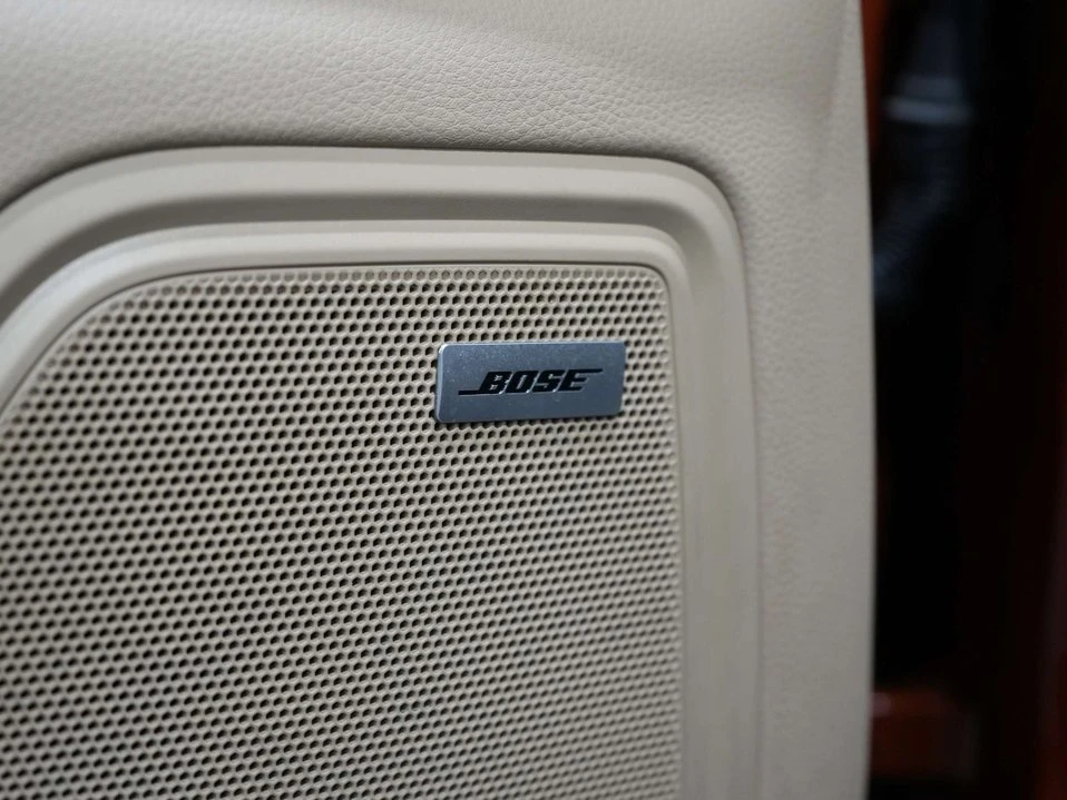 2022 Porsche Macan - Image 16 of 17
