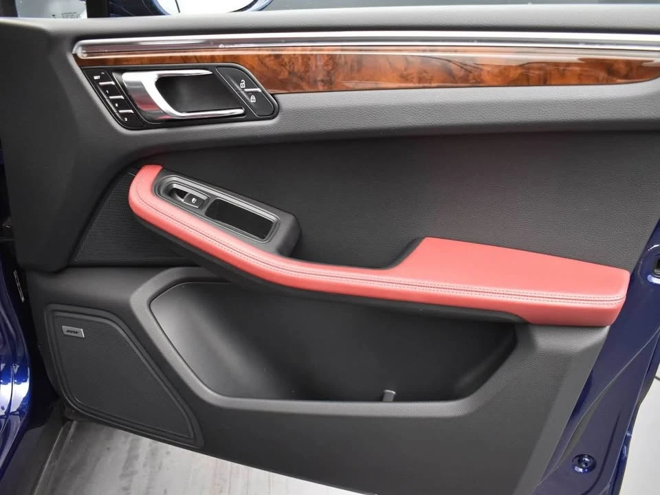 2022 Porsche Macan - Image 10 of 17