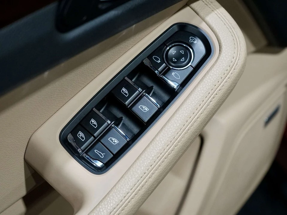 2022 Porsche Macan - Image 14 of 17