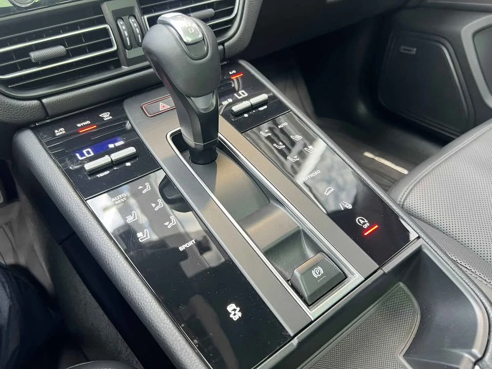2022 Porsche Macan - Image 12 of 15
