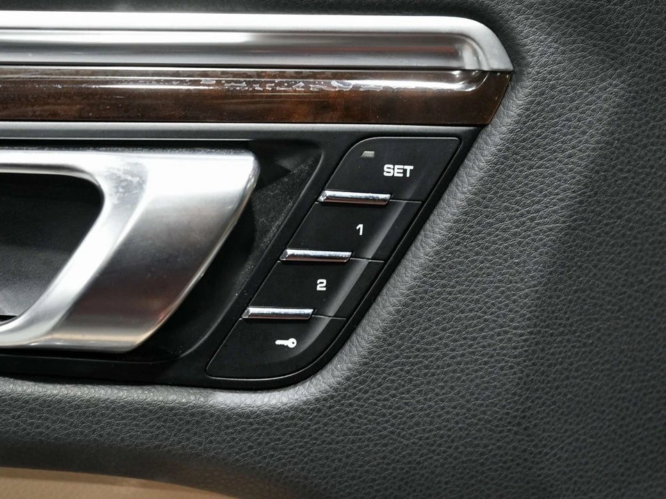 2022 Porsche Macan - Image 15 of 17