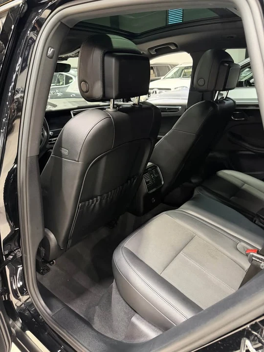 2022 Porsche Macan - Image 9 of 16