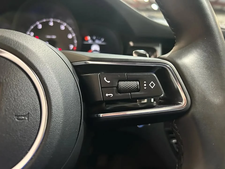 2022 Porsche Macan - Image 17 of 20