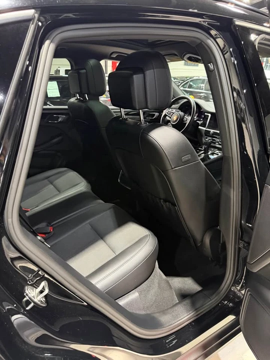 2022 Porsche Macan - Image 15 of 16