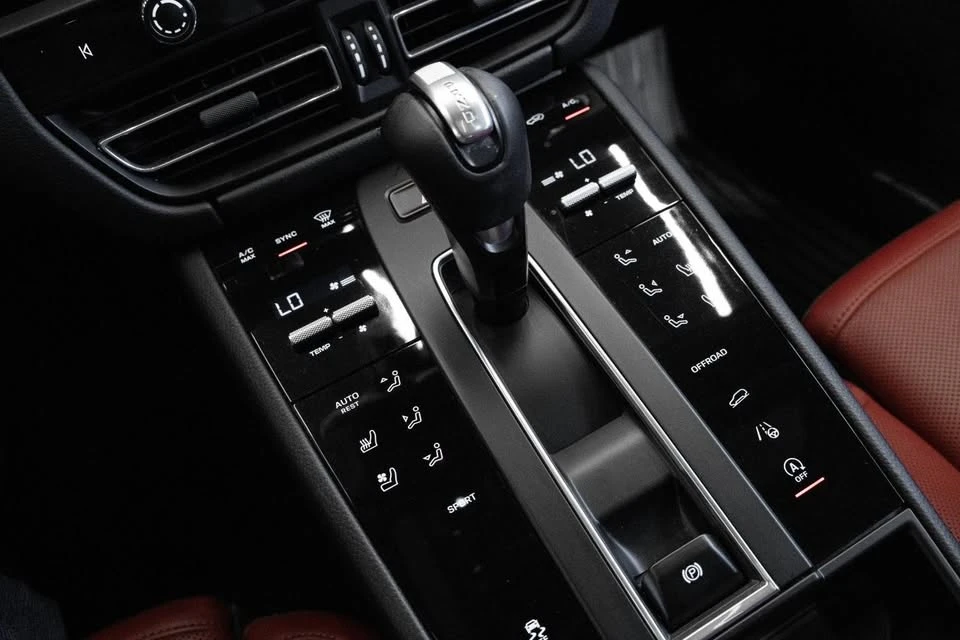 2022 Porsche Macan - Image 13 of 14