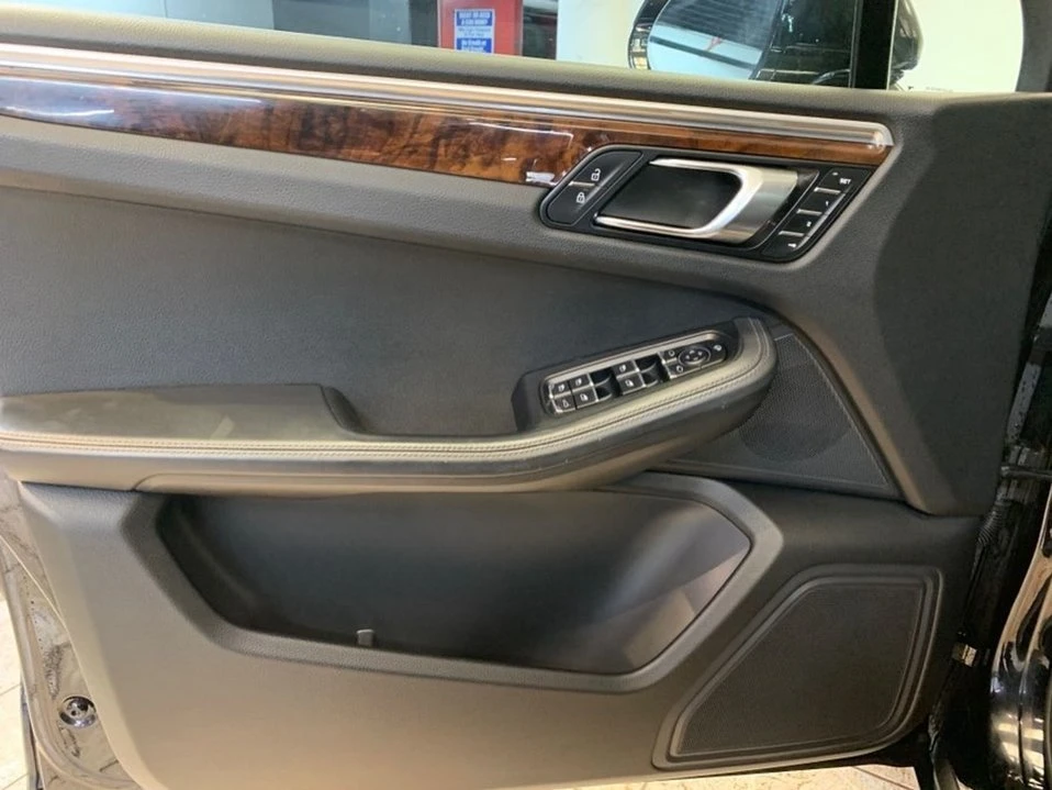 2022 Porsche Macan - Image 19 of 20