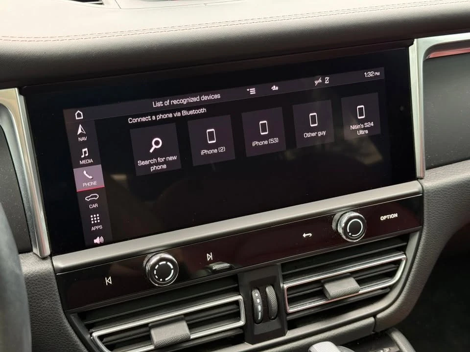 2022 Porsche Macan - Image 16 of 17