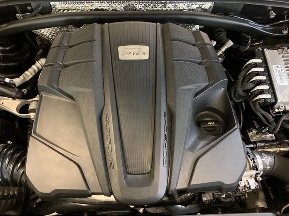 2022 Porsche Macan - Image 13 of 20