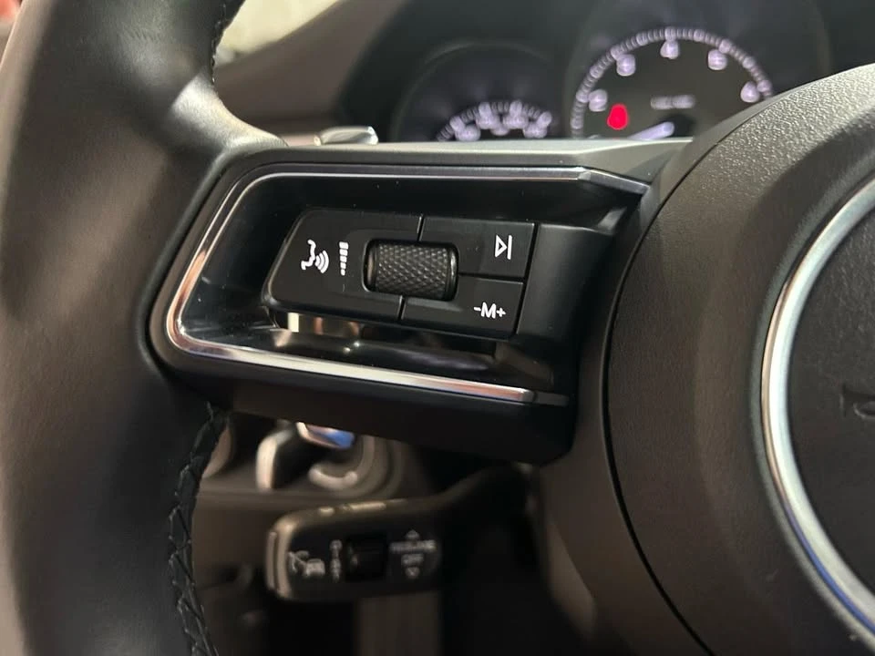 2022 Porsche Macan - Image 16 of 20