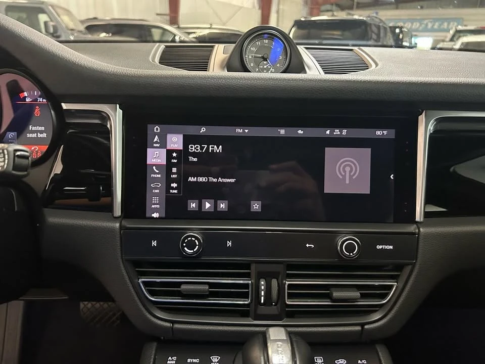 2022 Porsche Macan - Image 14 of 20
