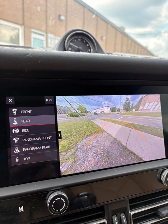 2022 Porsche Macan - Image 11 of 18