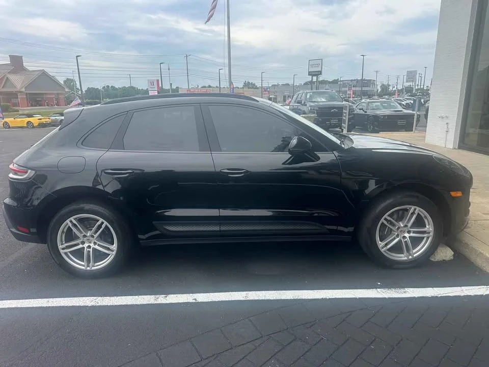 2022 Porsche Macan - Image 9 of 10